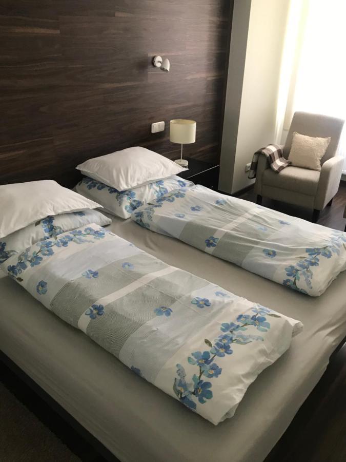 קרלובי וארי Apartman U Kolonady מראה חיצוני תמונה